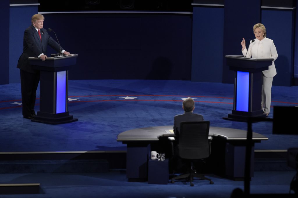Präsidentschaftskandidaten Donald Trump und Hillary Clinton mit Moderator Chris Matthews während der finalen Debatte in Las Vegas am 19. Oktober. CREDIT: Sam Morris/Las Vegas News Bureau